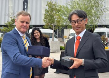 alt: "Andes Maq del Grupo Kaufmann e Hitachi Construction Machinery firman alianza en Chile"