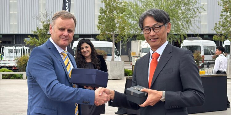 alt: "Andes Maq del Grupo Kaufmann e Hitachi Construction Machinery firman alianza en Chile"