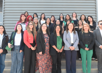 alt: "mujeres egresan como operadoras de equipo pesado en Antofagasta"