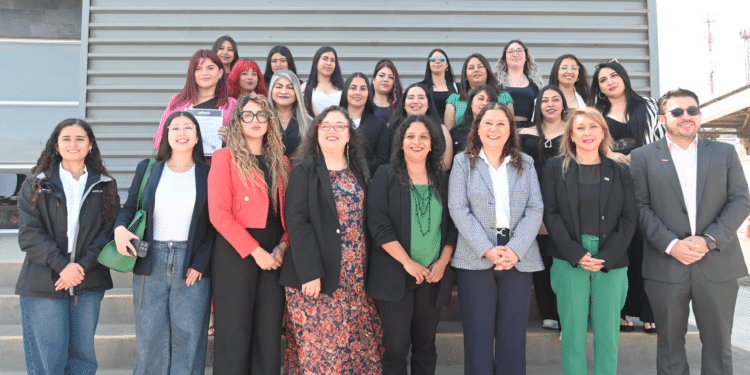 alt: "mujeres egresan como operadoras de equipo pesado en Antofagasta"