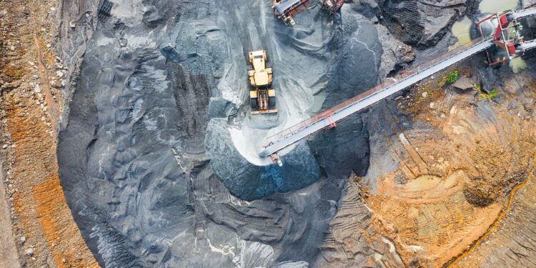 alt: "la continuidad operativa en la minería hacia 2027 con logística, IA y ciberseguridad"