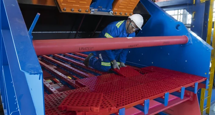 alt: "panel de medios de harneado ENDURON de Weir para la minería"